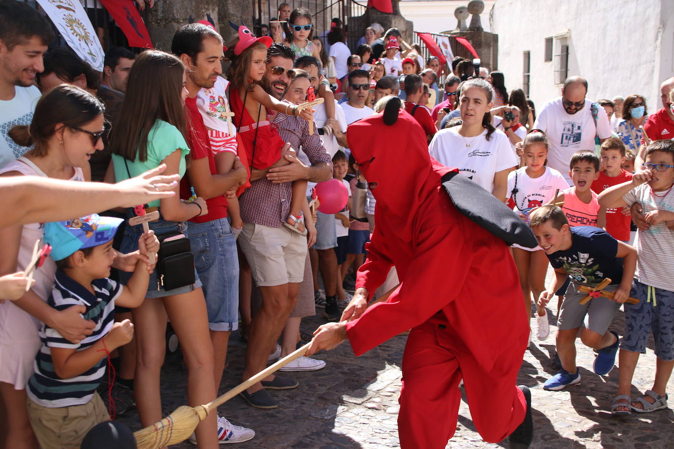 Jerez de los Caballeros celebra con júbilo su tradicional 'Salida del diablo'
