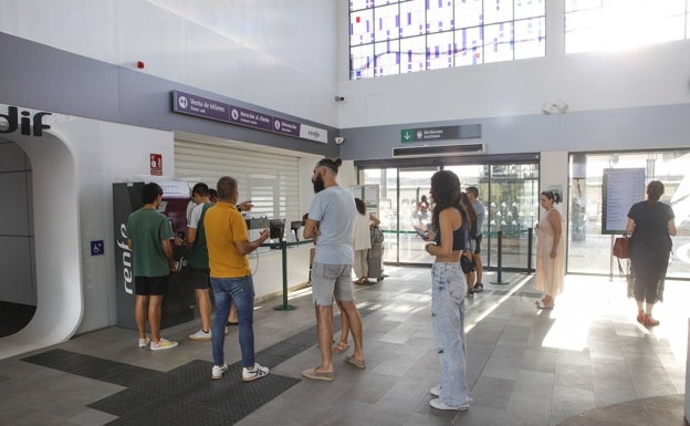 Colas en las estaciones de tren para obtener el abono gratuito