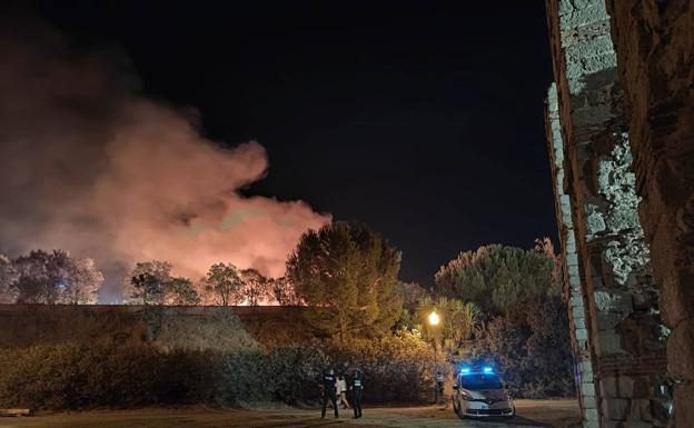 El incendio de Mérida quema 200 traviesas y tacos de balizas junto a otros materiales de RENFE