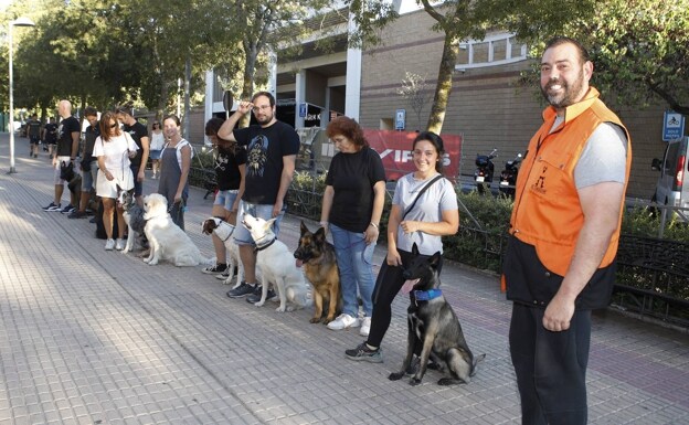 El adiestrador de perros que se gana las calles de Cáceres
