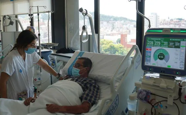 Un paciente con enfermedad renal es atendido en el Hospital Vall d'Hebron. /r.c.
