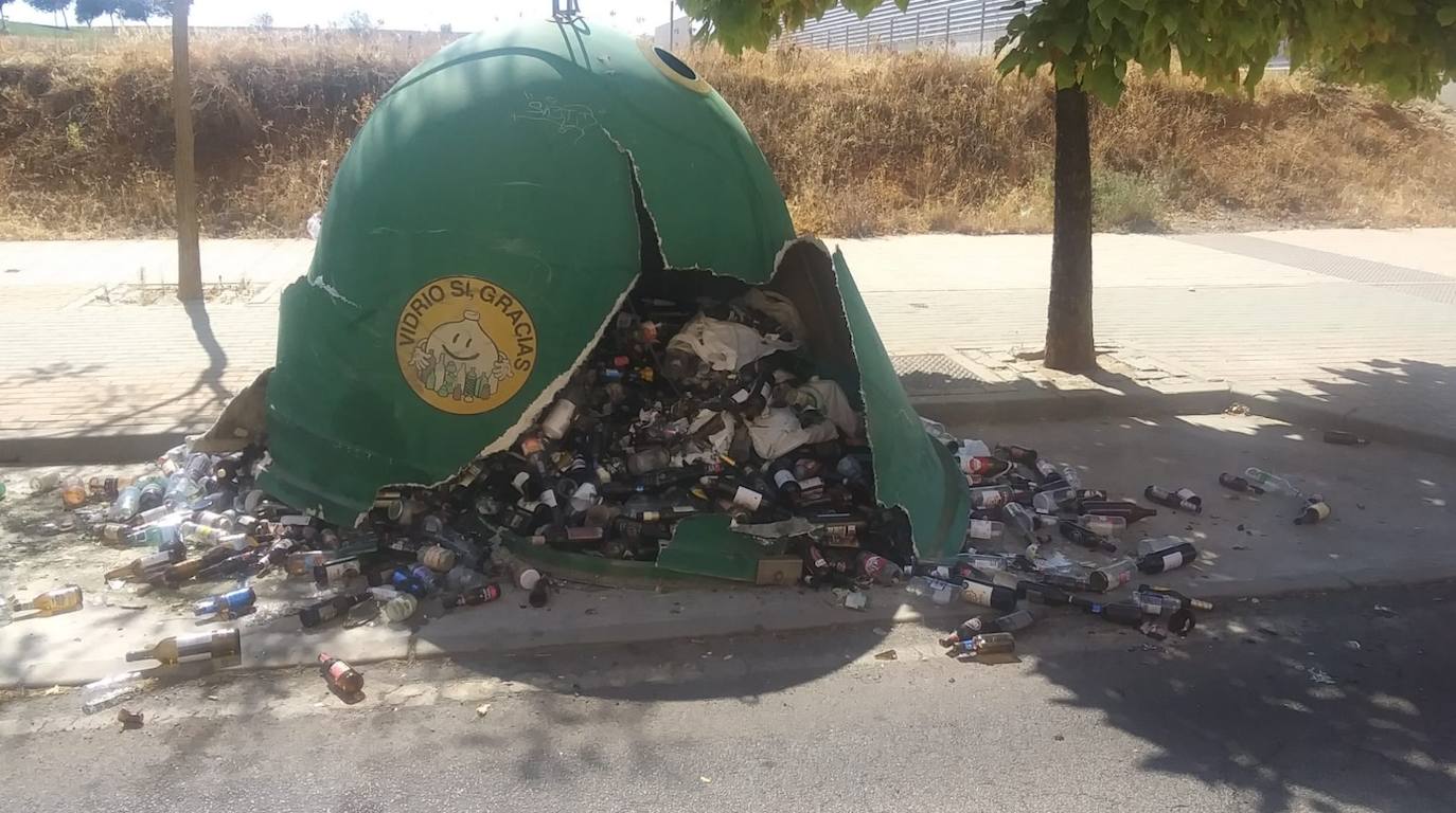 balanced Overview drink Un conductor empotra su coche contra un contenedor de vidrio en Cáceres |  Hoy.es