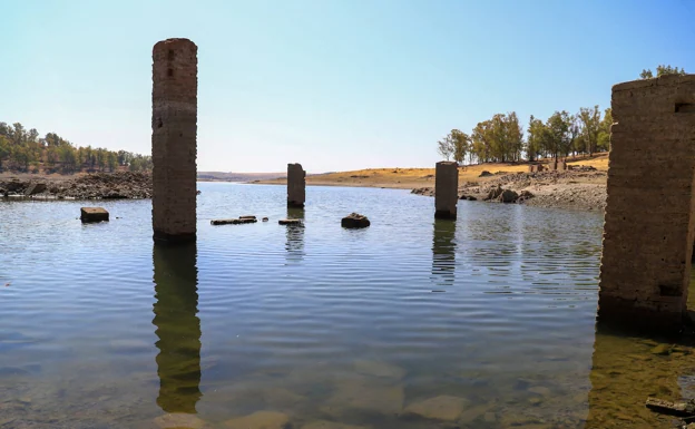 La caída del embalse de Orellana (50%) sacó a la luz una antigua mina. 