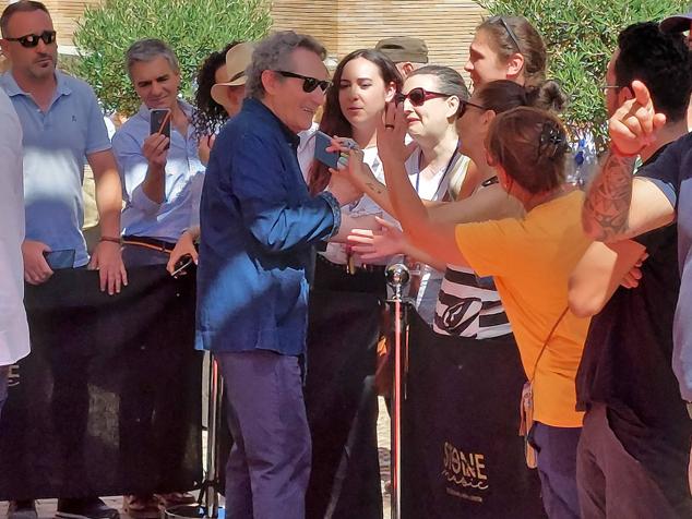 El artista Miguel Ríos ya tiene su placa en la Vía de la Música de Mérida