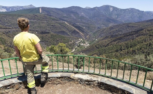 Un bombero de Infoex contempla parte del paisaje quemado en Las Hurdes desde el mirador de Las Carrascas. 