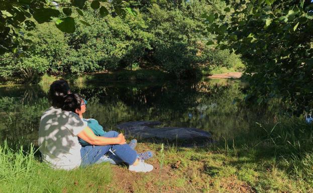André, otro joven que es gran dependiente, con su madre junto a un río en Pontevedra, donde residen.
