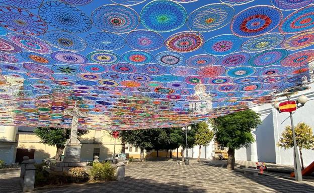 La plaza de Villafranca de los Barros se llena de color con más de 600 mandalas de ganchillo