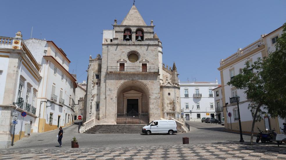 Catedral y fortaleza en el país vecino