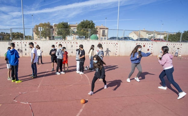 Los alumnos extremeños deberán mantener la mascarilla en el transporte escolar