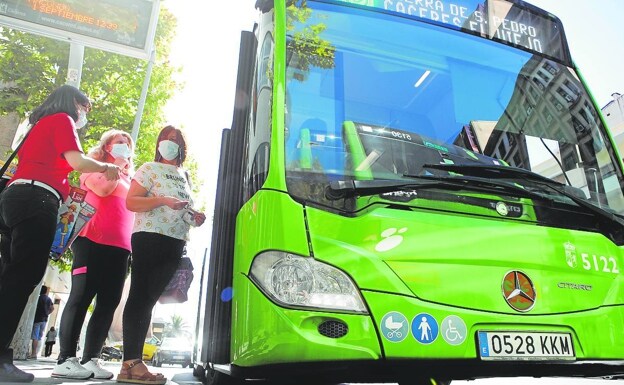 «El descuento en los abonos del autobús en Cáceres debería ser permanente»