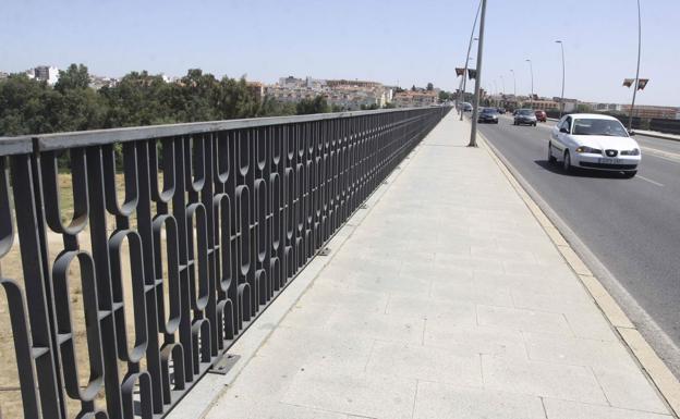 Muere una chica de 20 años en Mérida tras caer del puente Fernández Casado