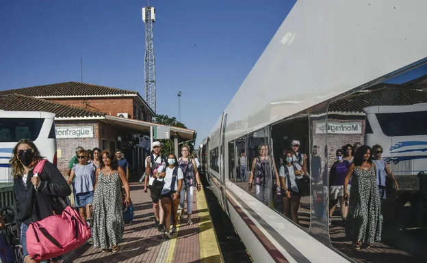 Viajeros en la parada del tren Alvia en la estación de Monfragüe. 