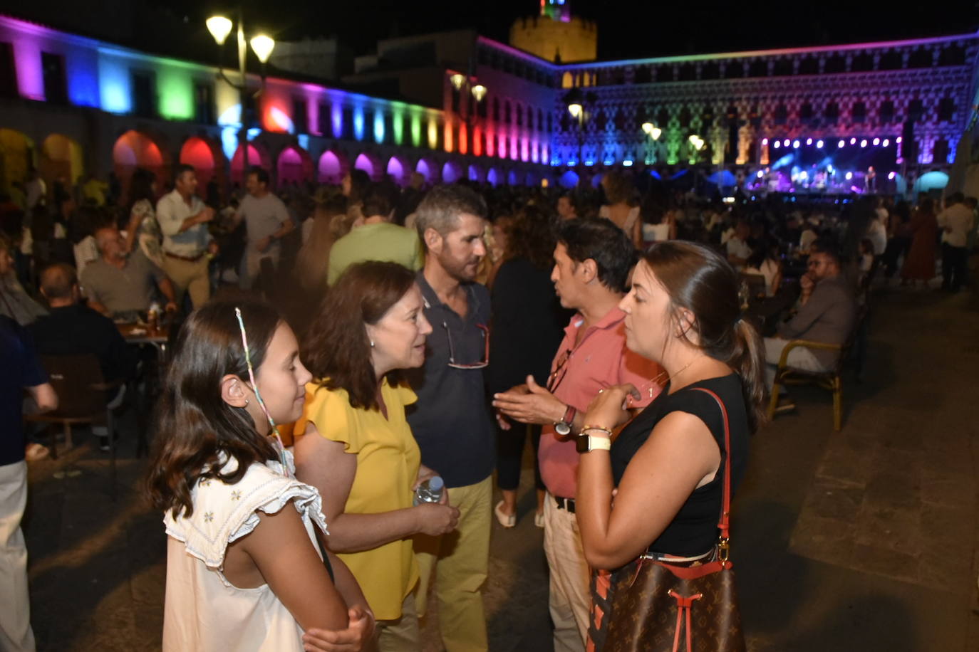 Los pacenses disfrutan de la Noche en Blanco