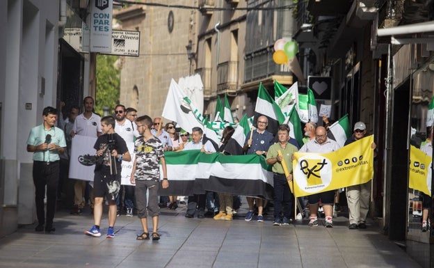 Varios partidos y asociaciones se manifiestan en Cáceres por «el desarrollo integral de Extremadura»