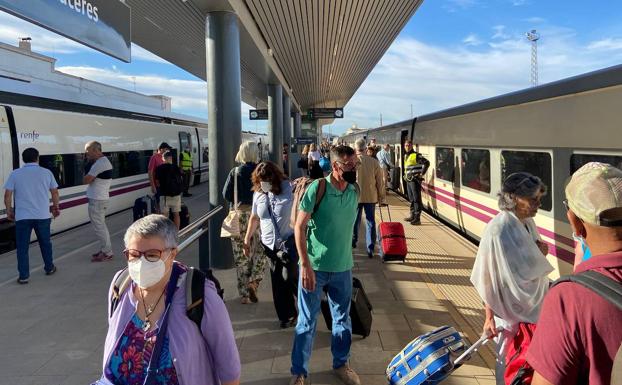 El tren llega a Madrid 95 minutos tarde tras estar parado más de una hora en Cáceres