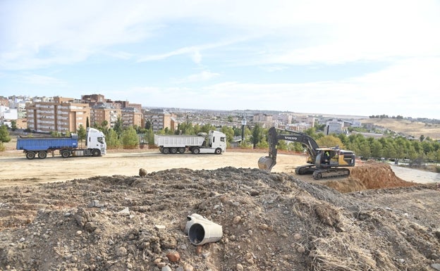 Rebajar un cerro para levantar un barrio en Badajoz