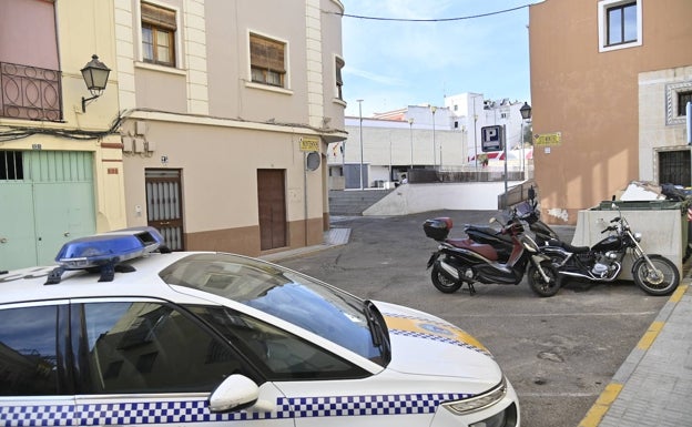 Los vecinos de la plaza Santa María de Badajoz piden vigilancia para acabar con el vandalismo