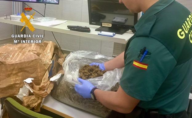 Denuncia que ha recibido más de dos kilos de marihuana en Talayuela y detienen a su hijo