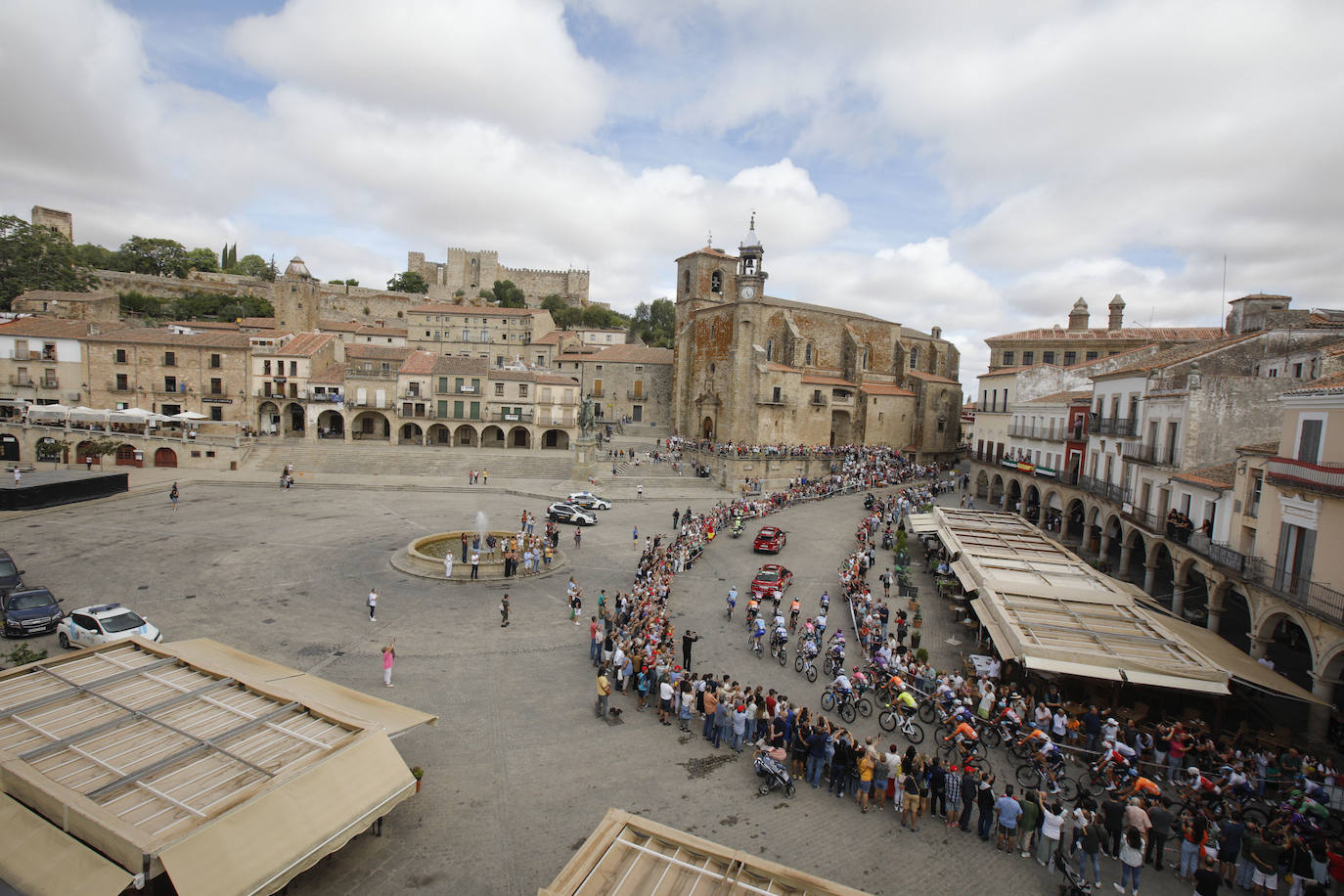 Cientos de personas arropan a la Vuelta en la etapa entre Trujillo y el alto de Piornal