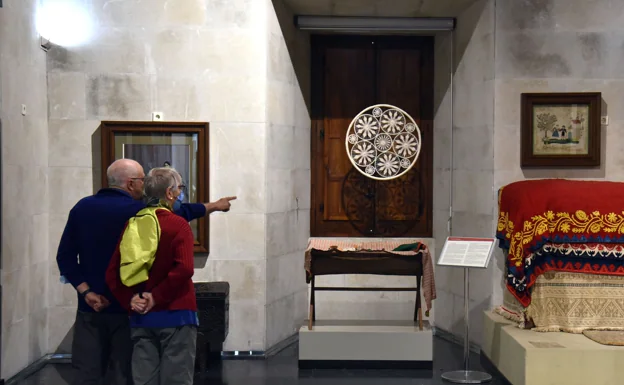 Visitantes del Museo Etnográfico Textil 'Pérez Enciso' en un archivo de imagen. 