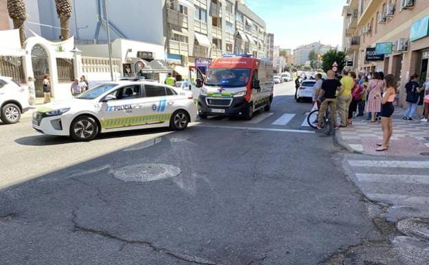 Momento en el que llegó la ambulancia para auxiliar a la mujer tendida en el camino.