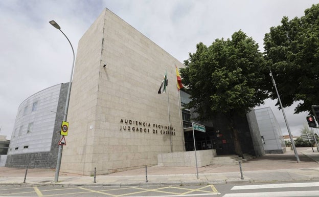 La Fiscalía de Cáceres pide 14 años de cárcel para un hombre que apuñaló a otro en el cuello