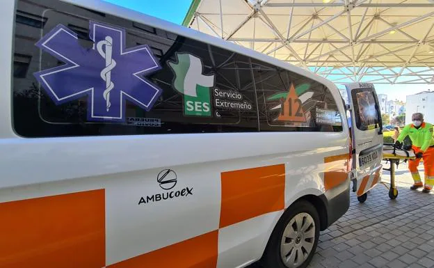 Ambulancia de la empresa Ambucoex, en la que se encontraba Ambuvital, en urgencias del hospital de Mérida. 