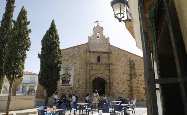 El nuevo sacerdote divide a Almoharín entre el rechazo y el deseo de pasar página