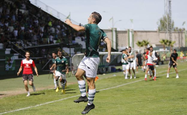 Iván Fernández, in full celebration of the goal. 
