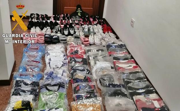 Intervenidas en la feria de Higuera de Vargas un centenar de prendas falsificadas