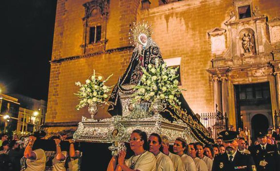 La Patrona de Badajoz despide a su capataz y estrena trono en su procesión