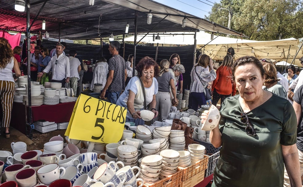 Los pacenses llenan los puestos de loza de Elvas