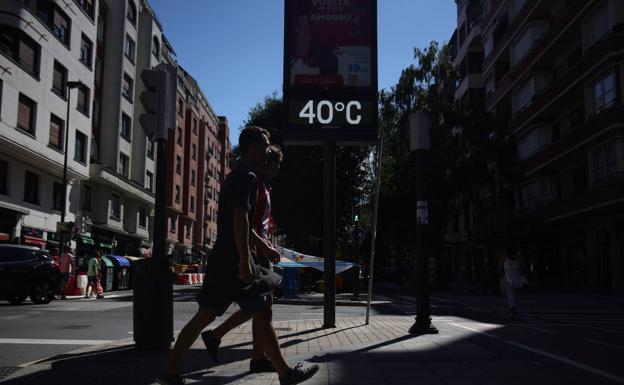Un termómetro marca 40 grados en Bilbao./Ainhoa gorriz