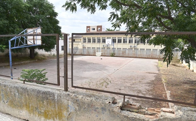 Renovarán la pista deportiva y los columpios de Las 800 de Badajoz