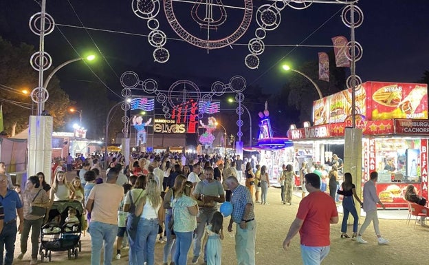 Colas para comer bifanas y puestos de loza arrasados en la feria nocturna de San Mateo en Elvas