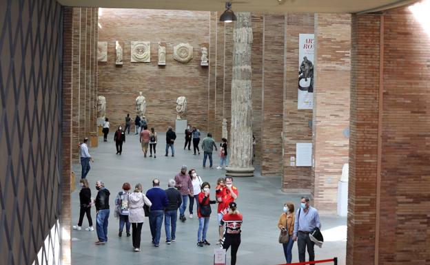 Ángeles Castellano y el Ayuntamiento emeritense reciben el Premio Genio Protector de la Colonia Augusta Emerita