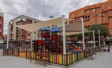 La plaza de los Alféreces de Badajoz estrena toldos para los juegos infantiles