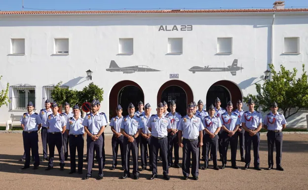 A la derecha los once nuevos alumnos, en el centro los comandantes ya la izquierda los profesores del Ala-23 esta mañana en la base de Talavera la Real. 