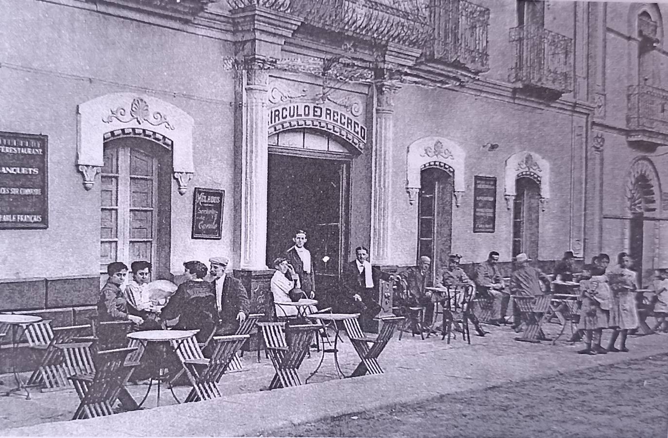 El pueblo de hoteles centenarios, con turistas que pasean por sus calles en albornoz