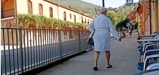 El pueblo de hoteles centenarios, con turistas que pasean por sus calles en albornoz