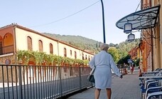 El pueblo extremeño de hoteles centenarios, con turistas que pasean en albornoz