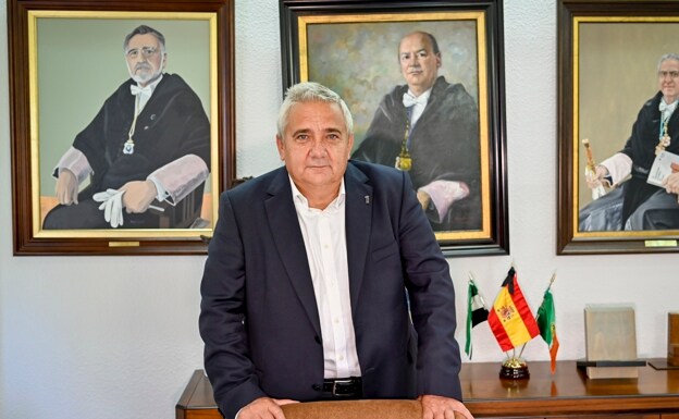 Antonio Hidalgo, que dejará de ser rector a sus 59 años, con los cuadros de sus tres últimos predecesores al frente de la UEx. /José vicente Arnelas