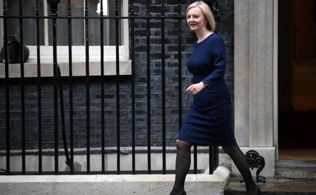 Liz Truss left Downing Street 10 moments before presenting her economic plan. 