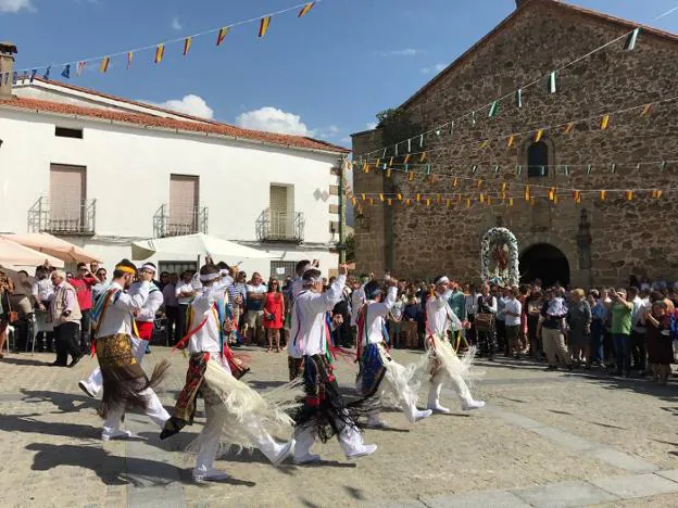 Bailarines actúan frente a San Miguel, frente a la iglesia. 