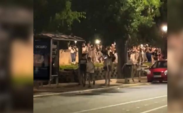 La Policía Local provoca una estampida al disolver un botellón junto a Puerta Palmas