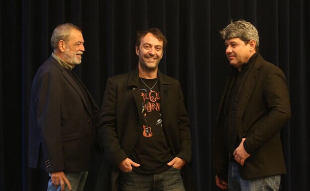 Jorge Díaz, Agustín Martínez and Antonio Mercero sign 'Las madres'. 