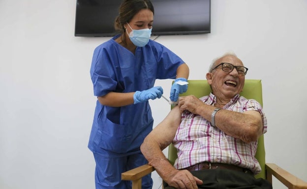 Cinco preguntas y respuestas de la nueva campaña de vacunación contra la covid y la gripe