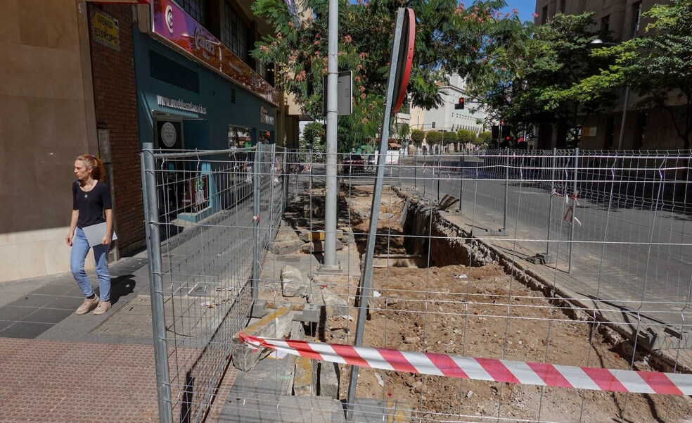 Aparece un segundo muro en el socavón de la avenida de Europa de Badajoz «que no estaba en los planos»