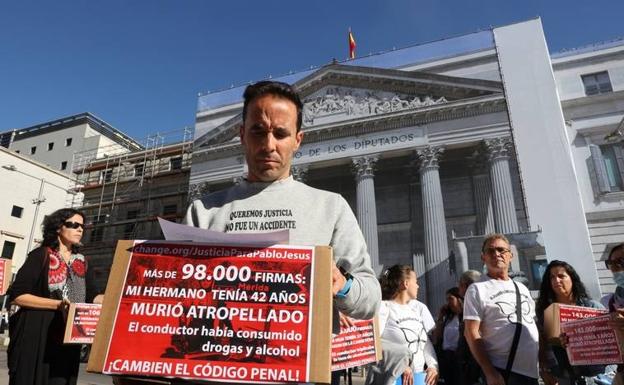 El hermano del ciclista que murió arrollado en Fuente de Cantos entrega 100.000 firmas en el Congreso