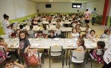 La Junta propone que en dos años haya comedores escolares y libros de texto para todos